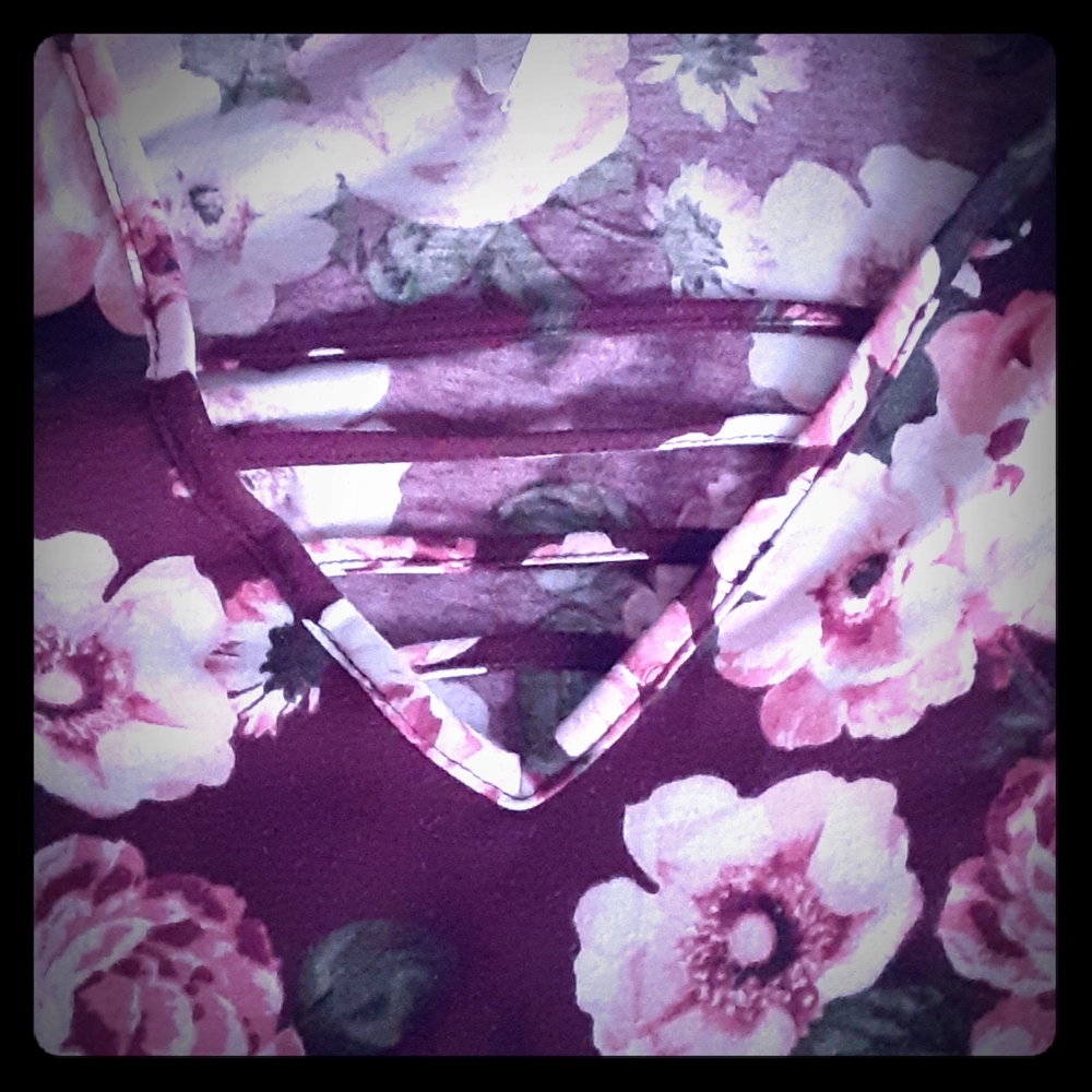 A quarter sleeve criss cross front flowery shirt